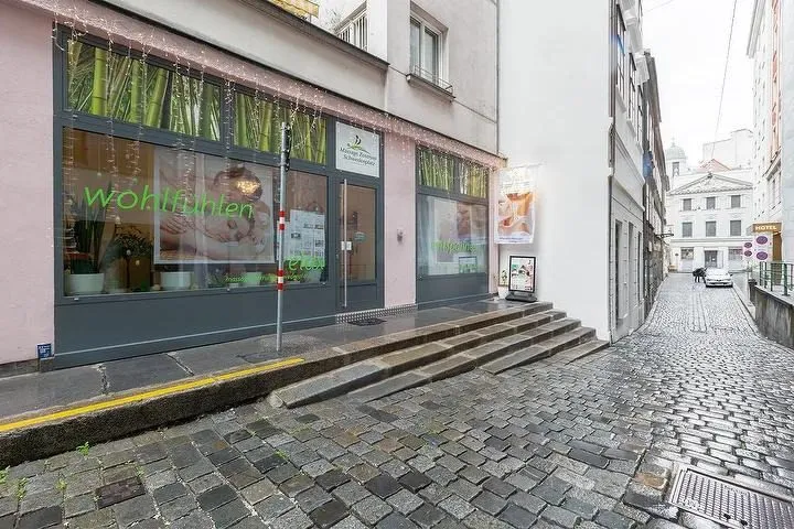 Der Eingang am Hafnersteig 10: Schaufenster mit grüner Schrift, Glastür, drei Stufen.